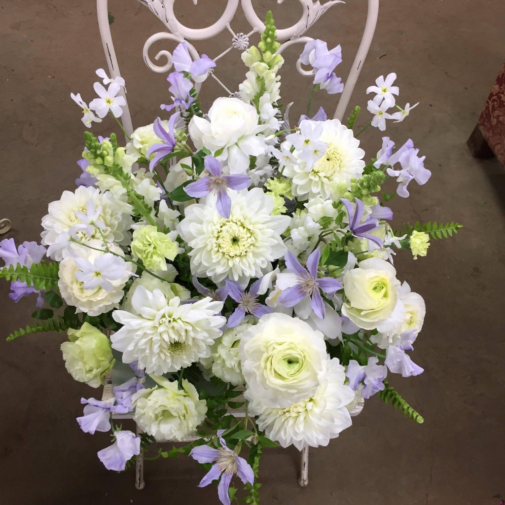 若くして亡くなった方へ　ダリアとラナンキュラス、クレマチス