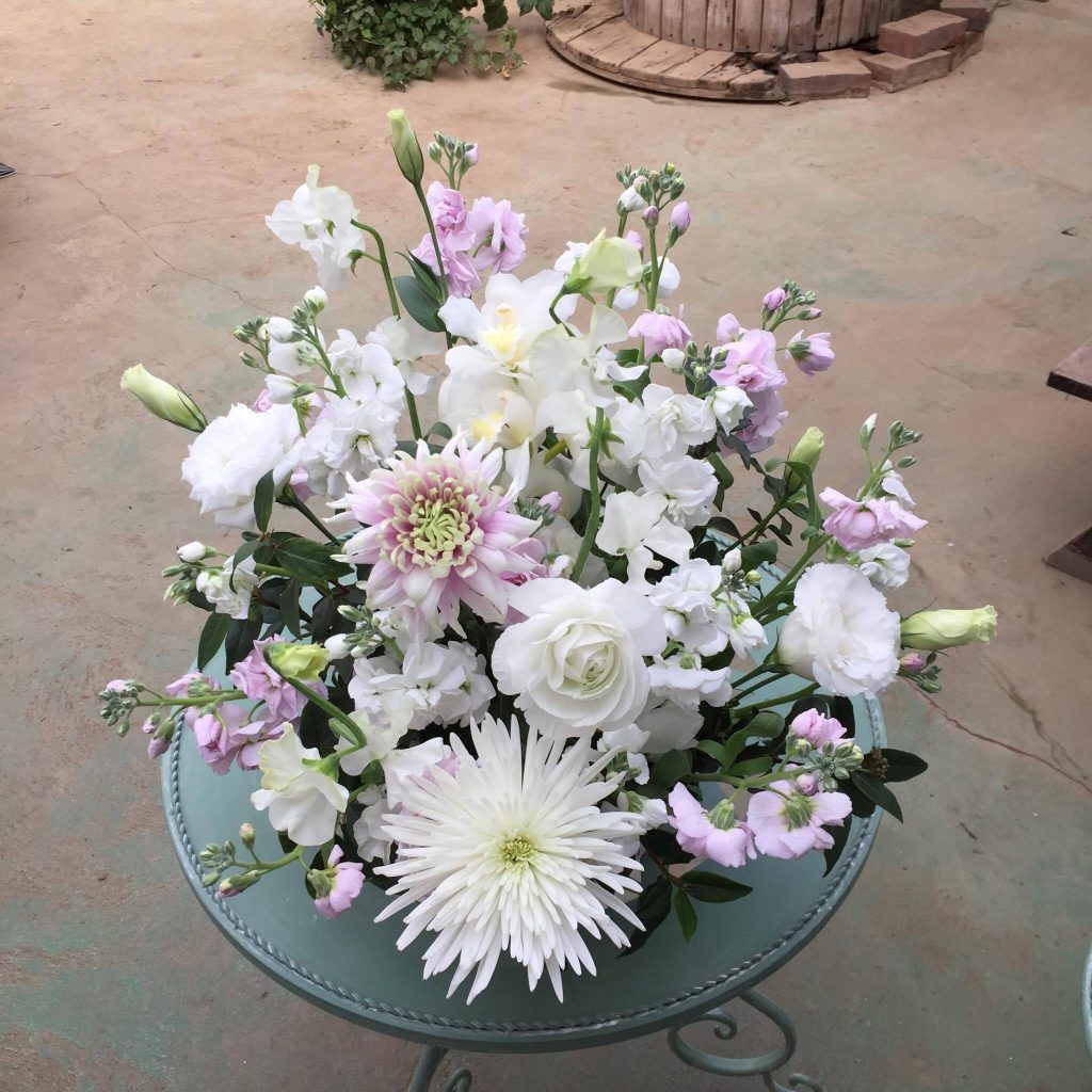 シンビジウムを入れた優しい色のアレンジ