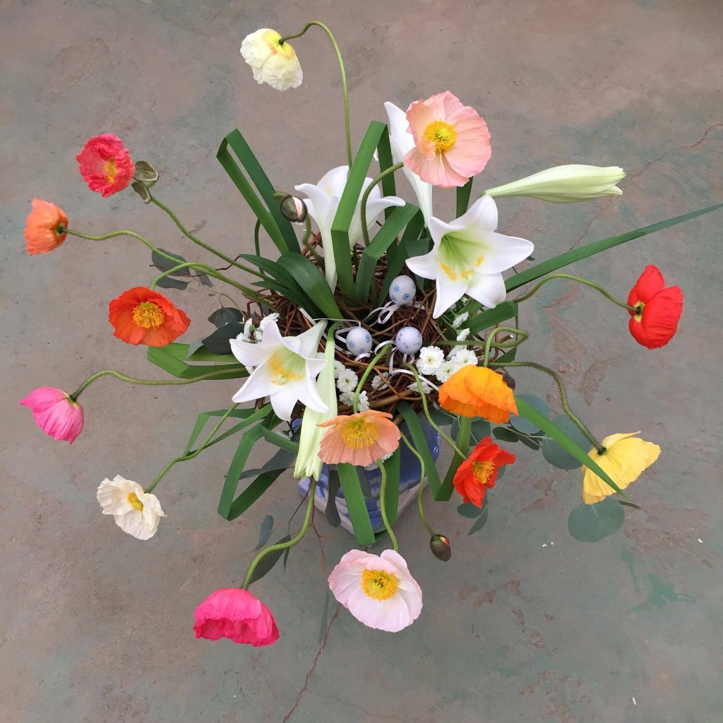 テッポウユリを中心にした鳥の巣をイメージしたブーケ