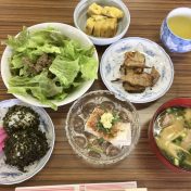 郷土料理教室で作った料理（ちしゃなます、ワカメむすび、冷や奴、あごのすり流し、あごの骨をオーブンで焼いたカリカリせんべい、卵焼き）