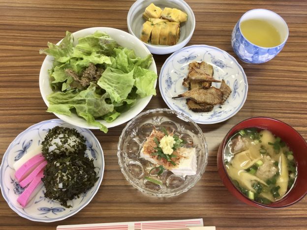 郷土料理教室で作った料理（ちしゃなます、ワカメむすび、冷や奴、あごのすり流し、あごの骨をオーブンで焼いたカリカリせんべい、卵焼き）