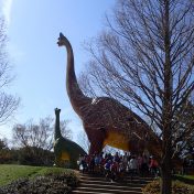 園内でまさかの恐竜に出会える植物園　愛知県　豊橋総合動植物園。日本で唯一植物園・動物園・博物館・遊園地が一緒になっている園です。