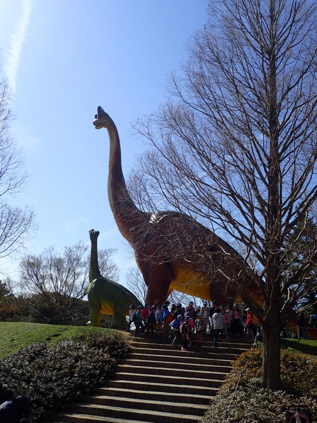 園内でまさかの恐竜に出会える植物園　愛知県　豊橋総合動植物園。日本で唯一植物園・動物園・博物館・遊園地が一緒になっている園です。