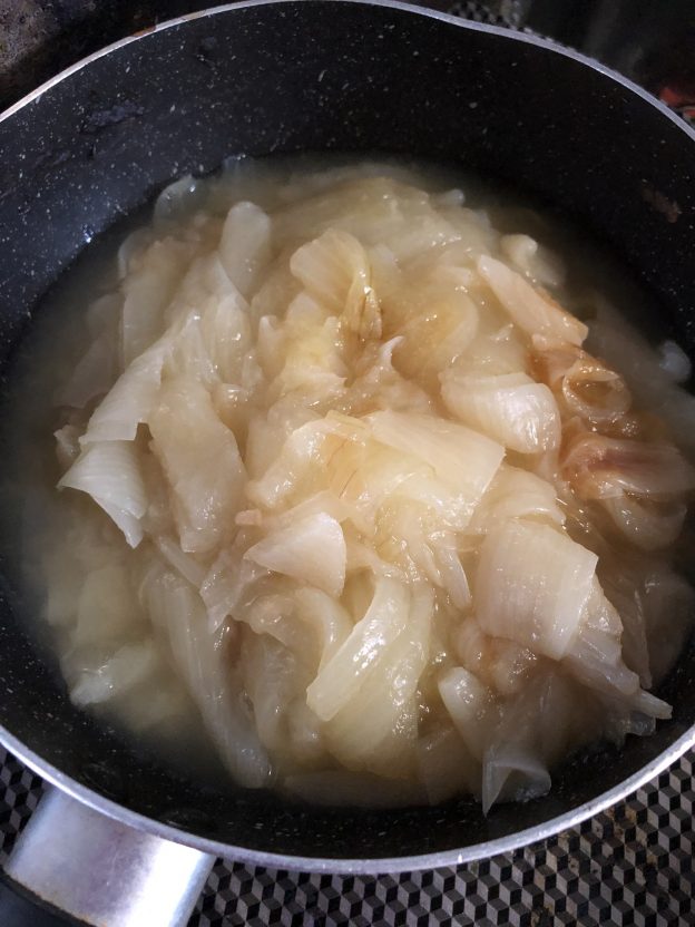 炊飯器で炊き、鍋に移してさら煮込み半量に