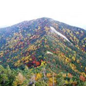 甲武信ヶ岳から木賊山（とくさやま）を望む